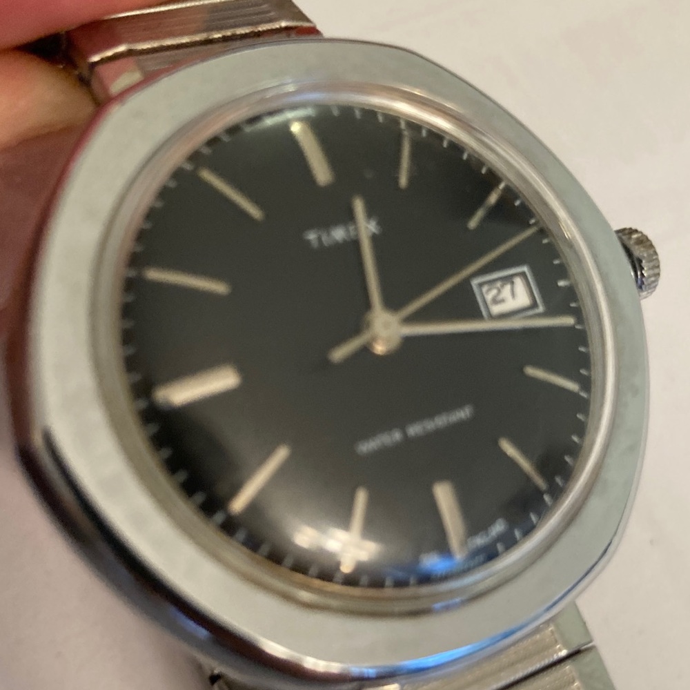 Vintage Timex watch, black dial, domed crystal, 2 straps, 1 leather, 1 stainless - Picture 13 of 17